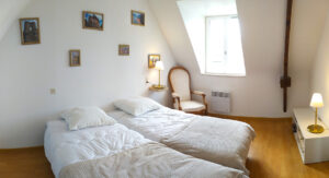 chambre deux lits simples qui peuvent être réunis pour la famille et les amis. gîte de charme proche du mont saint-michel, location touristique en normandie. Visiter le Mont Saint-Michel, visiter Saint-Malo.