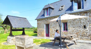 manger en terrasse avec barbecue. gîte de charme proche du mont saint-michel, location touristique en normandie. Visiter le Mont Saint-Michel, visiter Saint-Malo.