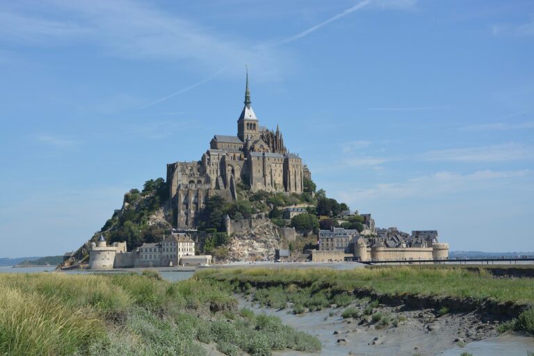 Découvrir le Mont Saint-Michel en Normandie le temps d’un Week-end en Amoureux. gîte de charme proche du mont saint-michel, location touristique en normandie. Visiter le Mont Saint-Michel, visiter Saint-Malo.