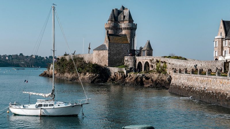 Sortir en bateau dans la baie de Saint Malo. gîte de charme proche du mont saint-michel, location touristique en normandie. Visiter le Mont Saint-Michel, visiter Saint-Malo.
